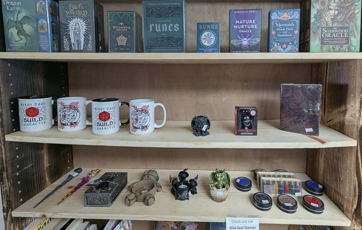 Curiosities: cups, tarot, gifts
